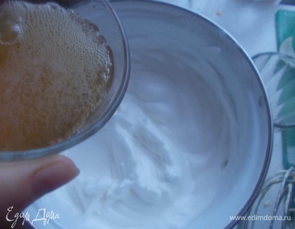 Продолжая взбивать, вливаем тонкой струйкой растворенный желатин.