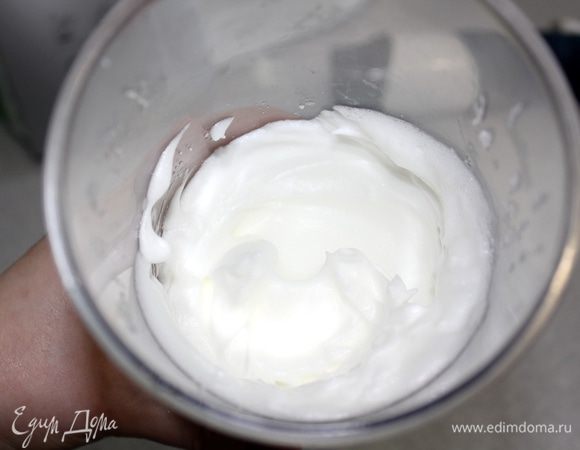 Взобьем белки на высокой скорости с ½ стакана сахара до устойчивых пиков.