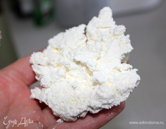 Вот такой у меня творог - зернистый, не мокрый, плотный  (нужно его протереть через сито, но я люблю чтобы в пироге попадались кусочки. Поэтому не протираю)