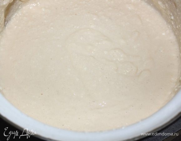 В другой посуде перемешиваем творог, остаток сахара, масло, простоквашу , манную крупу, крахмал, цедру, ваниль и соль. Получаем однородную массу.

