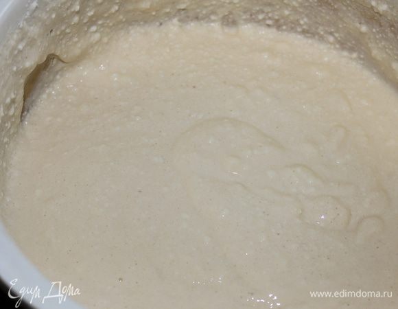 Далее понемногу добавляем взбитые белки и складывающими движениями вводим их в начинку. Получаем воздушную массу.