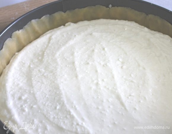 Выливаем аккуратно начинку и разравниваем ложкой.

