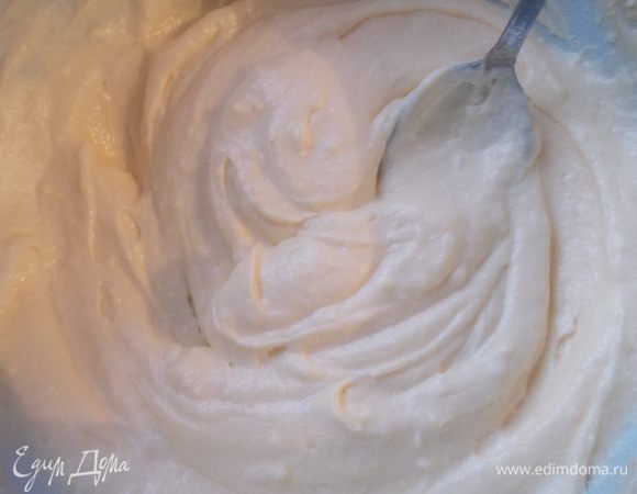 В заварной крем добавляем по одной ложке масло. Постоянно взбивая.