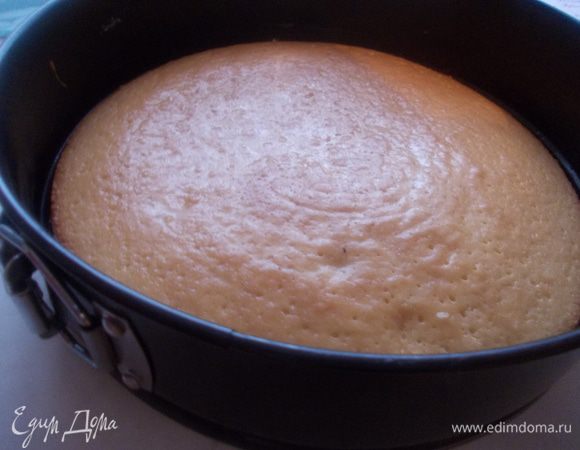 В форму возвращаем бисквит и поливаем его кофе с коньяком.