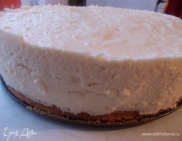 Освободить торт от бортиков формы. Это делается довольно легко, но в случае чего, можно помочь ножом.