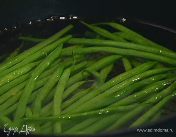 В небольшой кастрюле вскипятить воду, посолить, всыпать фасоль и варить несколько минут.