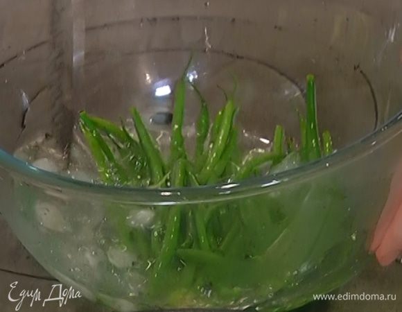 В оставшуюся ледяную воду выложить отваренную фасоль, затем просушить ее бумажным полотенцем.