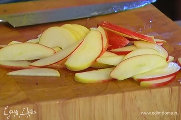 Яблоко, удалив сердцевину, нарезать тонкими ломтиками и сбрызнуть лимонным соком.