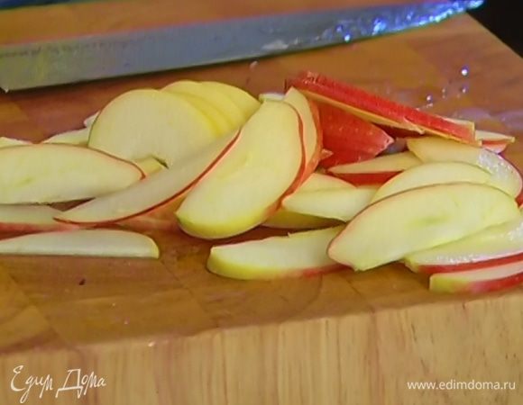 Яблоко, удалив сердцевину, нарезать тонкими ломтиками и сбрызнуть лимонным соком.