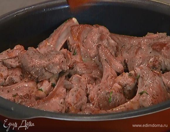 Разогреть в тяжелой сковороде 1 ст. ложку оливкового масла и обжаривать мясо до появления золотистой корочки.