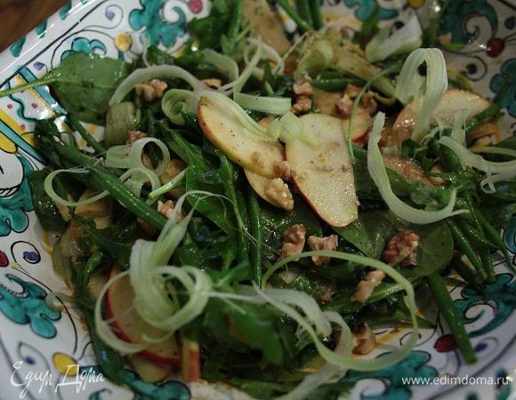 Грецкие орехи поломать руками и посыпать салат.