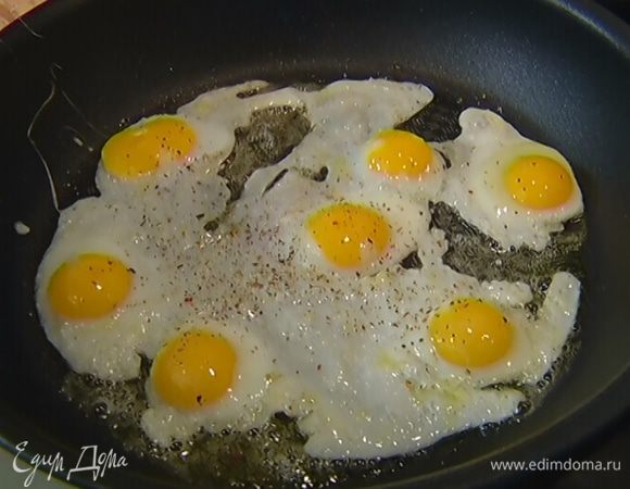 В сковороде разогреть сливочное масло, разбить в нее яйца, посолить, поперчить и пожарить так, чтобы желток оставался жидким.