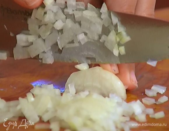 Лук почистить и мелко порубить.
