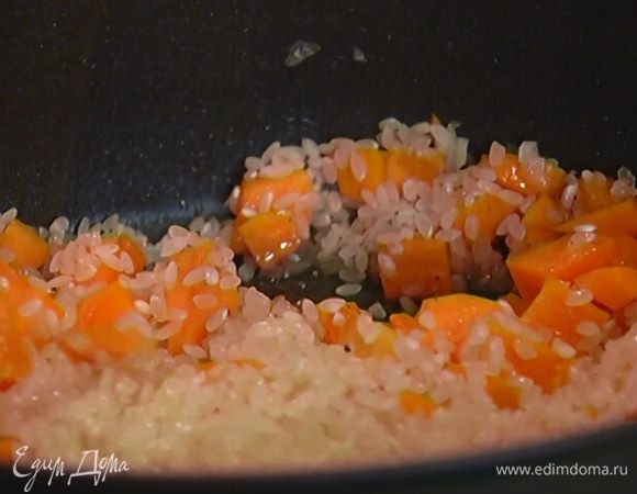 Всыпать рис, все перемешать.