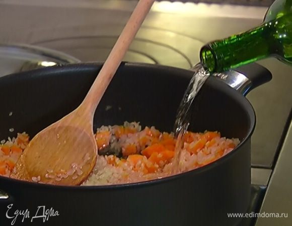 Увеличить огонь и влить вино, еще раз перемешать, добавить веточки тимьяна и листья розмарина. 