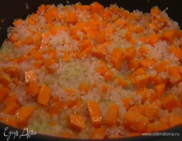 Дать вину выпариться, затем влить горячую воду так, чтобы рис был полностью покрыт, накрыть крышкой, уменьшить огонь и готовить еще 15 минут.