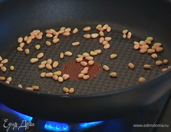 Разогреть сухую сковороду и обжарить кедровые орехи.