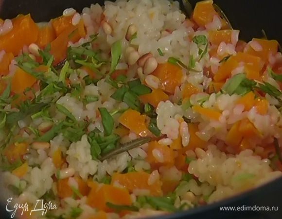 Из готового риса вынуть веточки тимьяна, посыпать его кедровыми орехами и тархуном.