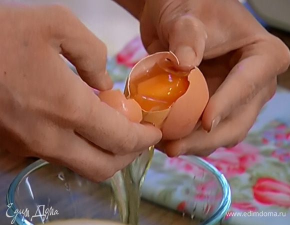 Белки отделить от желтков.