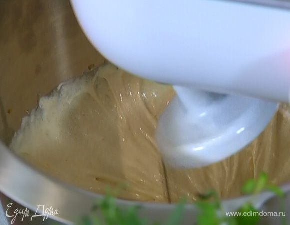 Сахар соединить с желтками и взбить в чаше комбайна в однородную светлую массу. 