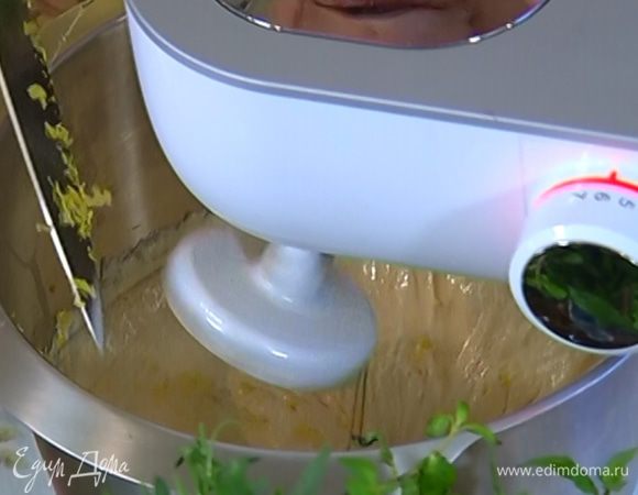 Не прекращая взбивать, добавить лимонную цедру, 2 ст. ложки лимонного сока и взбить еще немного.