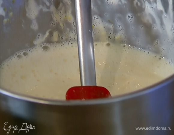 Влить в тесто вино, перемешать.