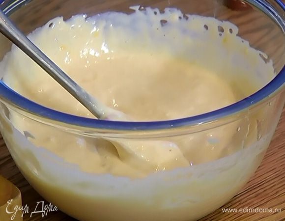 Добавить 3 ст. ложки оливкового масла, еще раз перемешать.