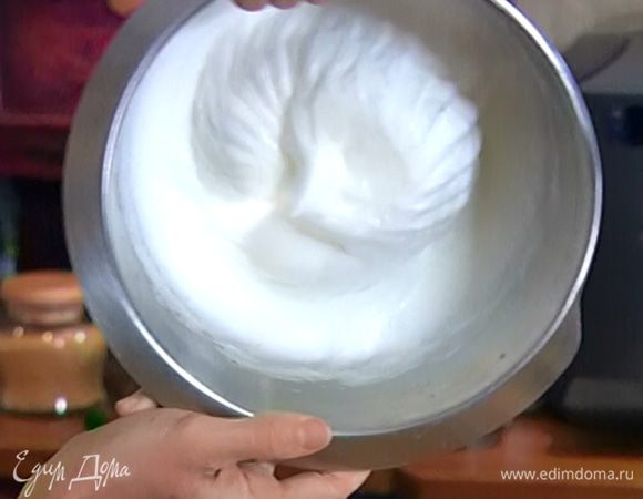 Белки посолить и взбить в крепкую пену.