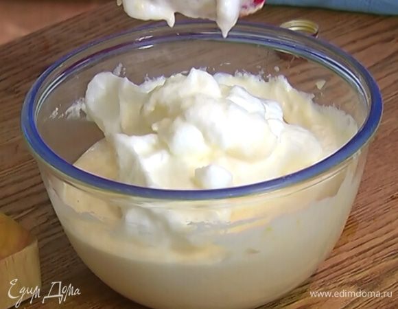 Взбитые белки порциями ввести в тесто, каждый раз перемешивая.