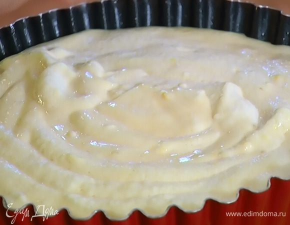 Форму для выпечки смазать оставшимся оливковым маслом, выложить тесто и отправить в разогретую духовку на 25–30 минут.