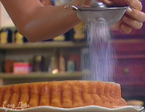 Готовый пирог остудить и посыпать сахарной пудрой.