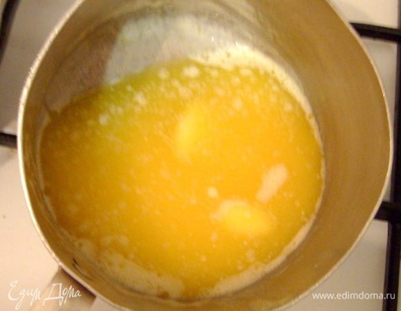 Растопить сливочное масло, остудить его до комнатной температуры.