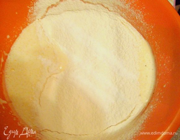 Добавить к яичной смеси просеянную муку с разрыхлителем.