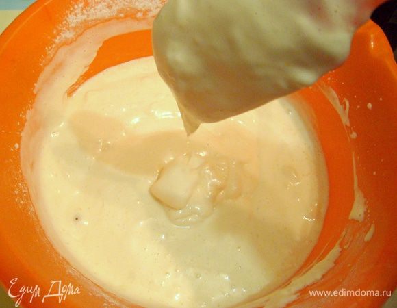 Аккуратно все перемешать, в результате получится достаточно густое тесто.