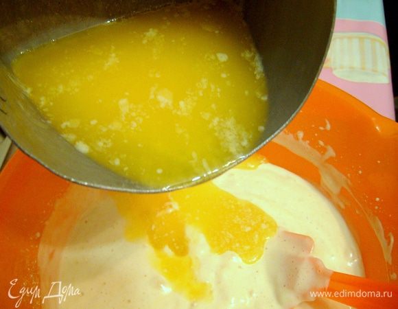 В конце тонкой струйкой влить растопленное сливочное масло.