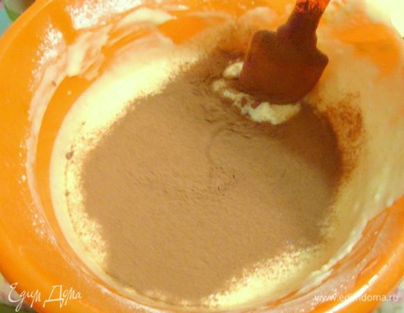 Тесто разделить на две неравные части: в меньшую часть (примерно 1/3) добавить какао и аккуратно перемешать.
