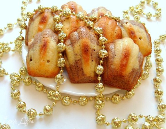 Формочки смазать сливочным маслом, слегка посыпать мукой, выкладывать в формочки вначале светлое тесто, затем темное и аккуратно вилкой провести под светлым тестом (так чтобы получился мраморный узор). Выпекать в разогретой до 180 градусов духовке в течение 15 мин.