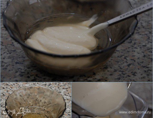 На следующий день делаем сметанную заливку.  Желатин замочить в воде согласно инструкции на упаковке. Миксером взбить сметану с сахаром. К распущенному и охлажденному до комнатной температуры желатину добавить 3 ст.л. сметанного крема и тщательно перемешать. После, подмешать желатин к основной  массе.