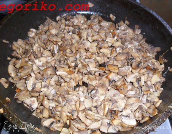 На разогретую сковороду добавляем растительного масла, тушим шампиньоны солим перчим по вкусу.