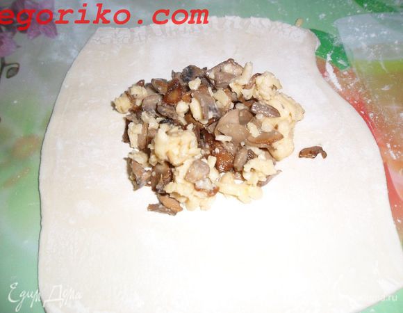 Подготавливаем тесто 10 кусков и средне раскатываем его. На него выкладываем смесь из сыра и грибов.
