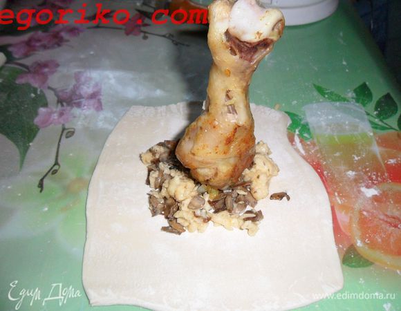 По центру добавляем куриную ножку