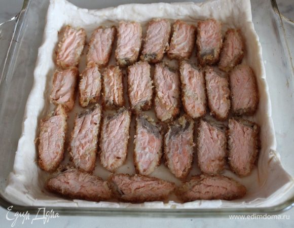 На дно формы для выпечки выложить лист теста и сделать небольшие бортики... Выложить рыбу...