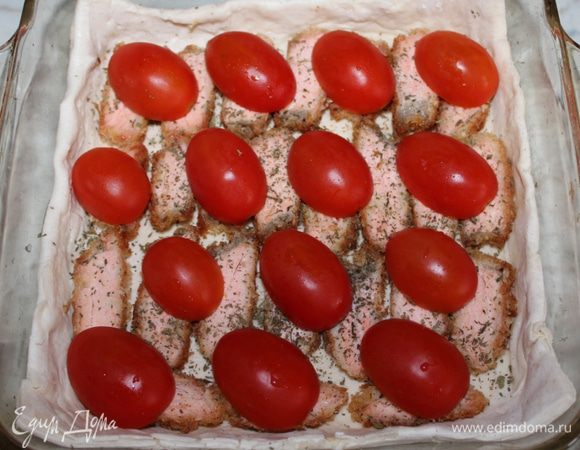 Посыпать сухим тархуном и выложить сверху половинки помидоров.