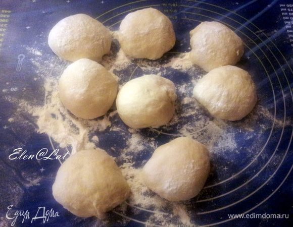 Готовое тесто разделить на колобки