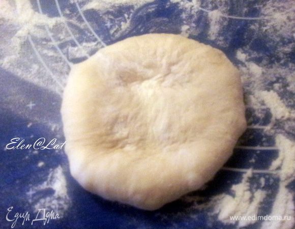 Теперь берем колобок и делаем ладонью лепешку.