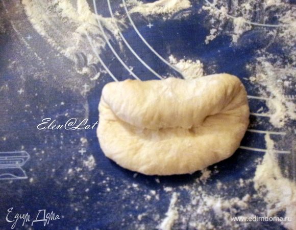 Скручиваем в плотный рулетик.