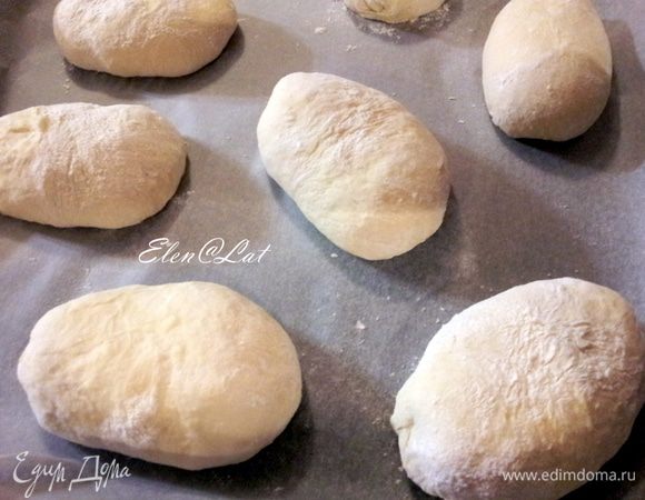 Переворачиваем швом вниз. И выкладываем на застеленный пергаментом противень. Сверху присыпаем мукой.