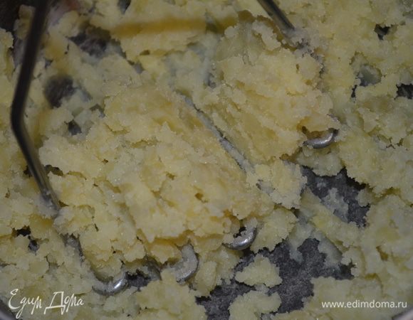 готовый картофель размять в пюре