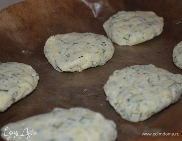 Слепить 6 сырников. Уложить на противень, застеленный бумагой. Выпекать 25-30 минут при 180 гр. 