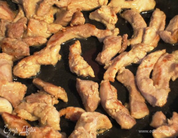 Филе индейки вымыть,обсушить бумажным полотенцем и нарезать тонкими полосками.В сковороде разогреть оливковое масло и обжарить филе.